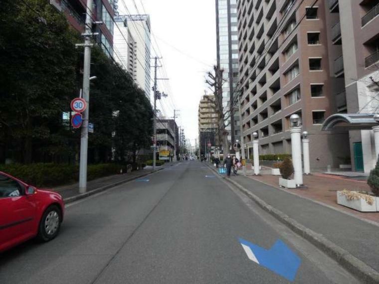 現況写真 前面道路には歩道があり、小さなお子様がいらっしゃるご家族にもこころ強い立地です。