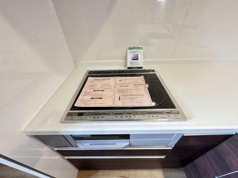 キッチン IHクッキングヒーターは表面がフラットで、油汚れもサッとお掃除できますね。