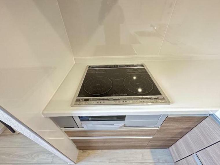 キッチン IHクッキングヒーターは表面がフラットで、油汚れもサッとお掃除できますね。