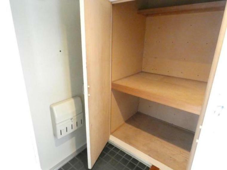収納 玄関スペースには便利な収納が設けられております。