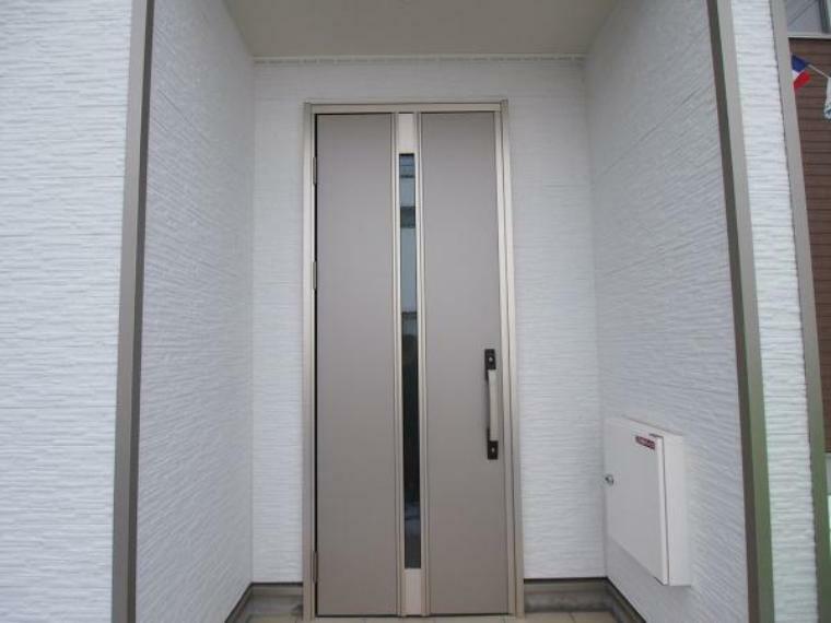 玄関 防犯面にも考慮されたダブルロックドアの玄関です。