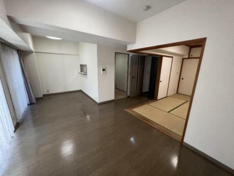 居間・リビング LDKは和室が隣接し、広い空間で寛いで頂けます。