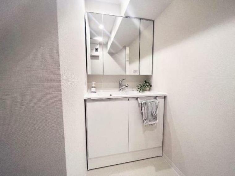 浴室 洗面化粧台の鏡は三面鏡ですので、身だしなみチェックに便利ですね。