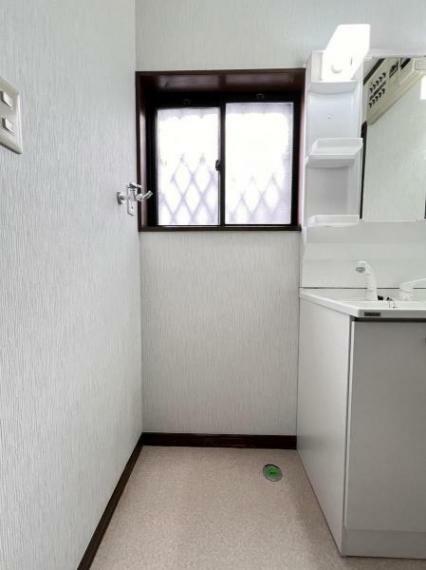 ランドリースペース 洗濯機置き場は洗面室にございます。