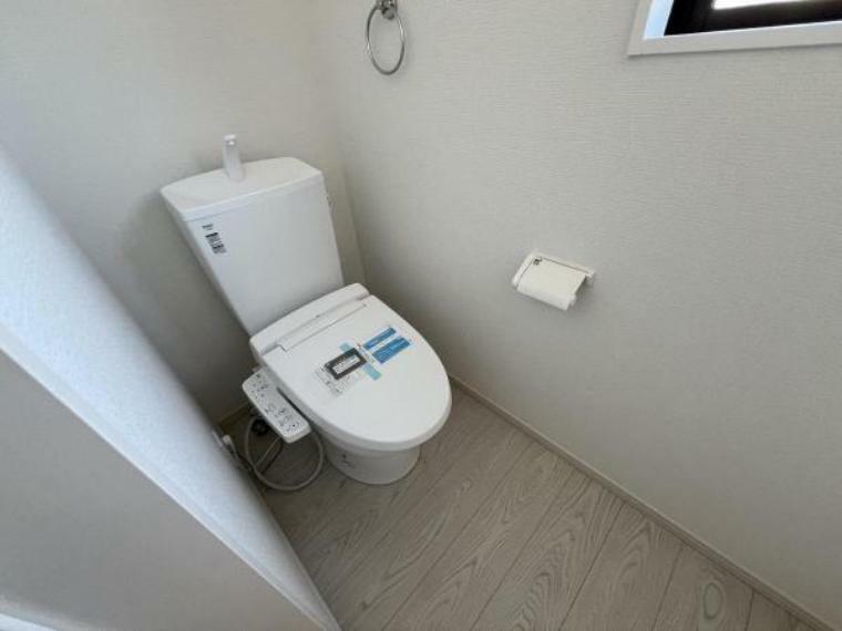 トイレ 現代の必需品、シャワートイレを採用。