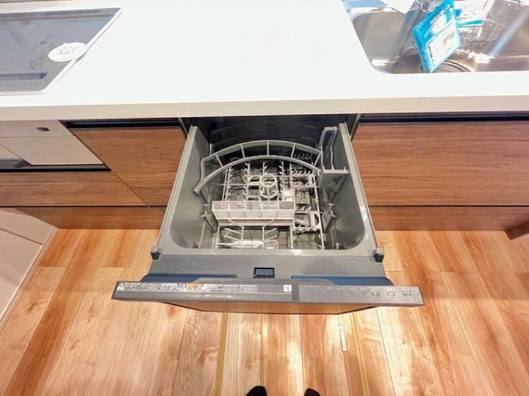 キッチン 食洗機付きのシステムキッチンで家事の時短ができますね。