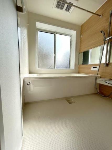 浴室 窓があり換気のできるバスルームです。
