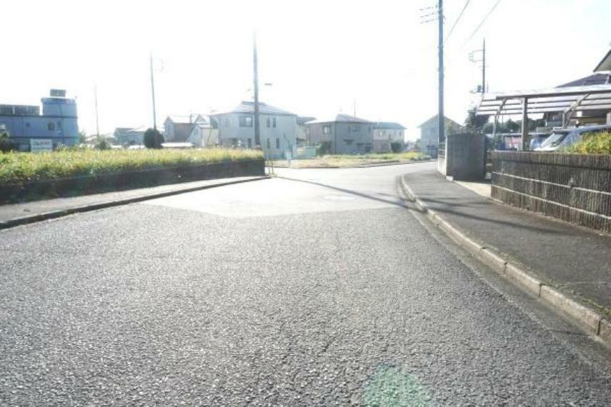 現況写真 前面道路は約8mとゆったりしているので駐車もしやすいですね。