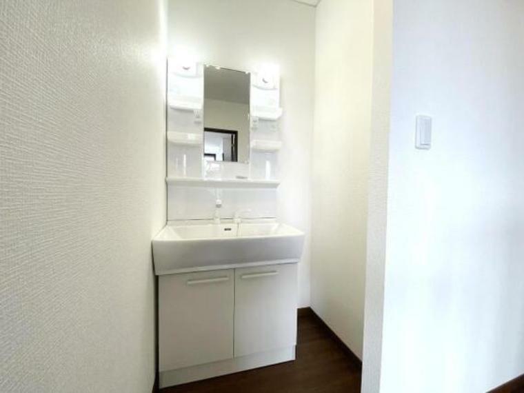 脱衣場 各階に便利な洗面台が設けられております。