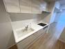 キッチン スペースが有効的に使える壁付けタイプのキッチンを採用。