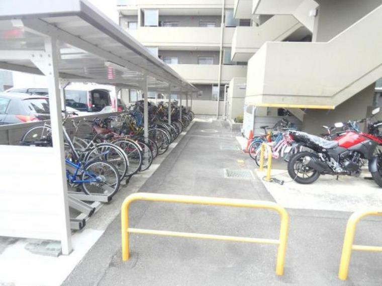 駐輪場 自転車置き場です。車輪止めがあるので倒れにくそうです。