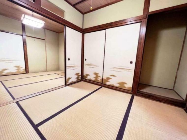 二間続きの和室は、一体利用で10.5帖の広々空間。