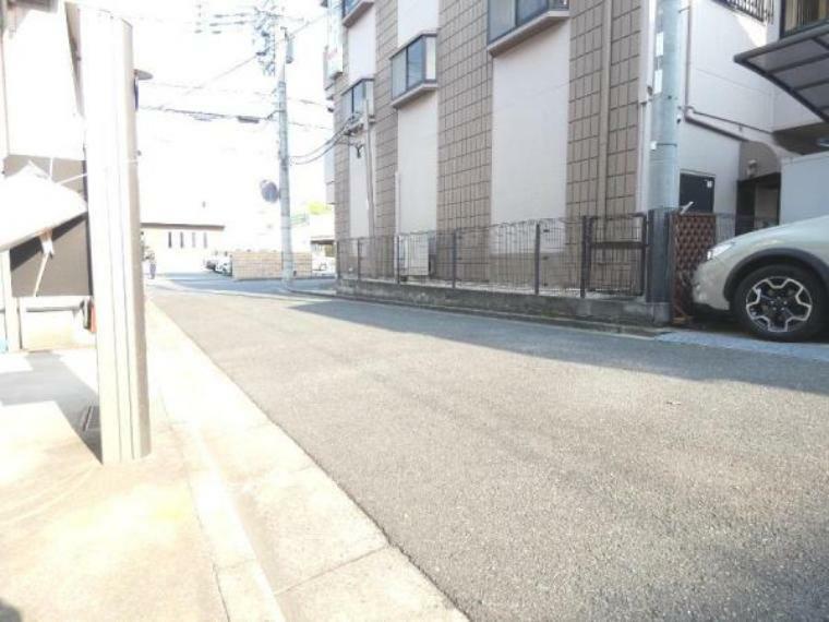 外観写真 前面道路です。