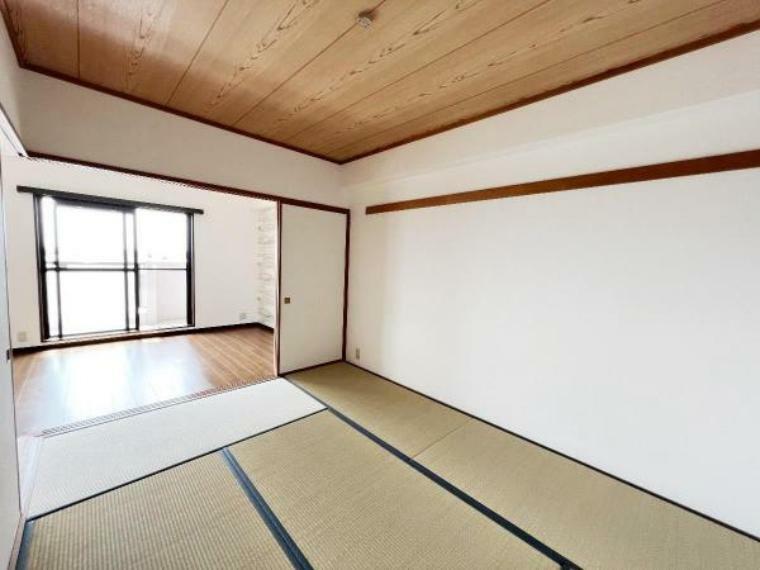 和室はリビングスペースに隣接し、広い空間で寛いで頂けます。