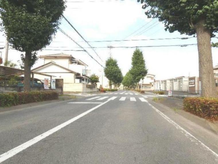 現況写真 前面道路は約6mあり、車庫入れも楽々、開放感もございます。