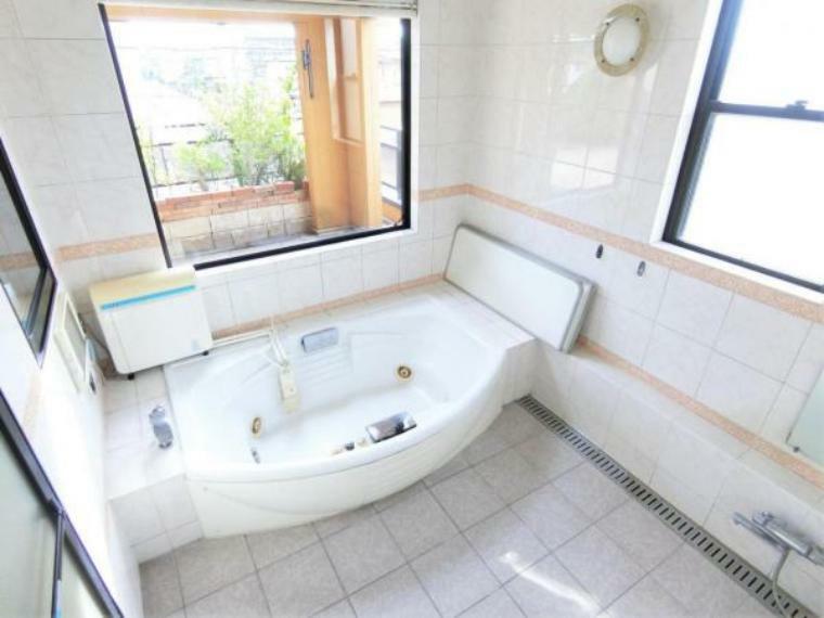 浴室 約4帖の広い浴室です。バルコニーに面する大きな窓と3m以上ある天井高の開放感たっぷりの浴室です。