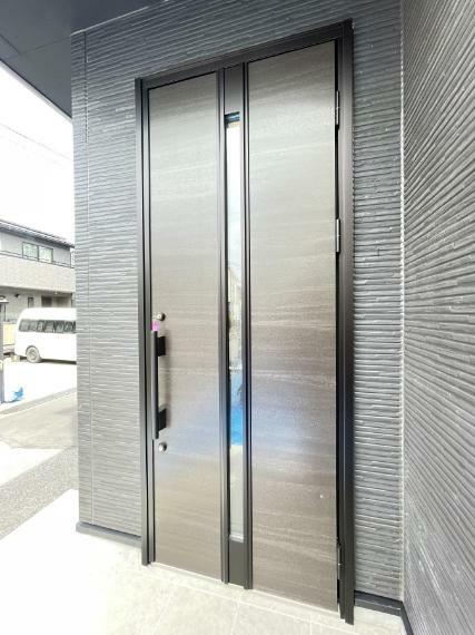 玄関 シンプル＆モダンなデザインの玄関ドア。