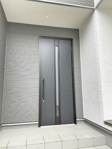 玄関 シンプル＆モダンなデザインの玄関ドア。