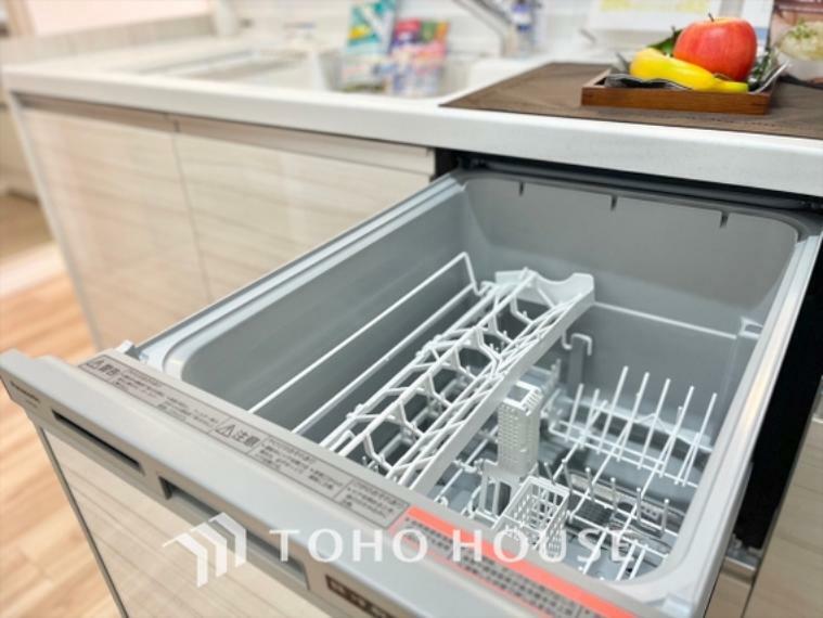 キッチン 食洗機は高温で高濃度の強力洗剤による高圧洗浄ができるため、手洗いよりも短時間で高い除菌効果が期待できます。