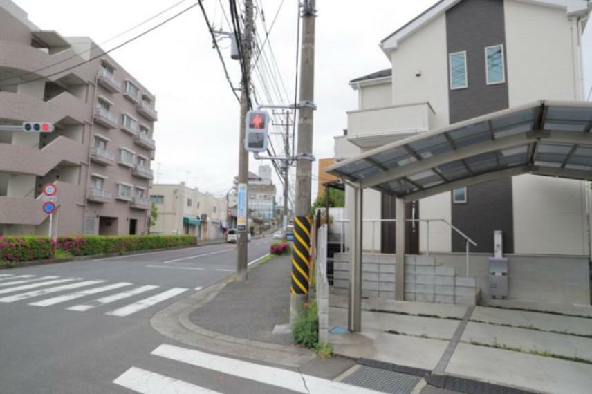 現況写真 住宅用の土地では前面道路に2m以上接していなければならないと法律で定められています。しかし、お持ちの車のサイズやライフスタイルなどにより、2mでは利便が悪い場合もございますので、事前に確認しましょう。