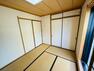 和室 落ち着きのある和室は、日本の伝統的な雰囲気を味わいながら、 心地よいくつろぎの空間を提供します。 畳の香りや触り心地、和風のインテリアが和の趣を醸し出し、 リラックスできる場所を演出します。