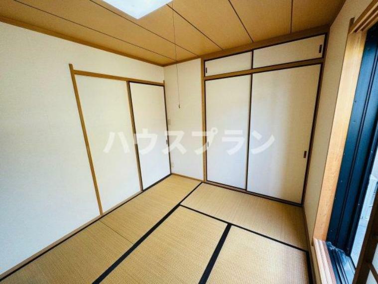 落ち着きのある和室は、日本の伝統的な雰囲気を味わいながら、 心地よいくつろぎの空間を提供します。 畳の香りや触り心地、和風のインテリアが和の趣を醸し出し、 リラックスできる場所を演出します。