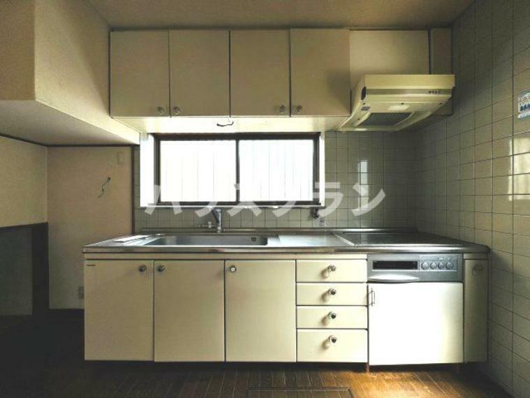 壁つけシステムキッチン。効率的なレイアウトと機能的な収納で、料理や家事がスムーズに行える快適な空間。ダイニングへの水はね、油はねを気にせず料理ができるキッチンです。