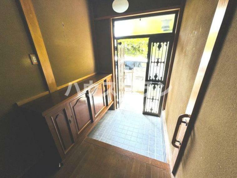 シューズボックス付きの玄関は、靴を整理整頓できる便利な収納スペースで、清潔でスッキリとした玄関空間を提供します。