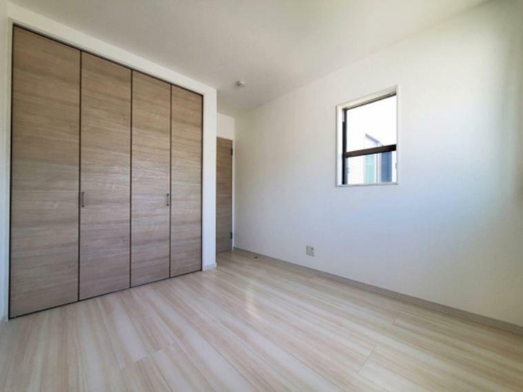 【2階洋室（1）5.3帖】居室にクローゼットを設置！収納があることで広い居住スペースを確保することができます！