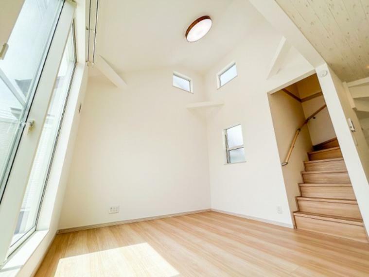 居間・リビング 勾配天井のリビングは開放感いっぱいです。広々空間でリラックスできる毎日を過ごせます。