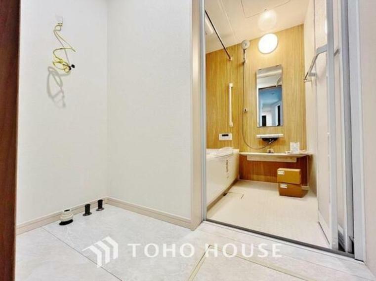洗面化粧台 「洗面所」明るく清潔感のある色調で纏められた洗面室は、機能性に富んだ三面鏡と使い勝手の良い収納を完備した洗面台を設置しております。