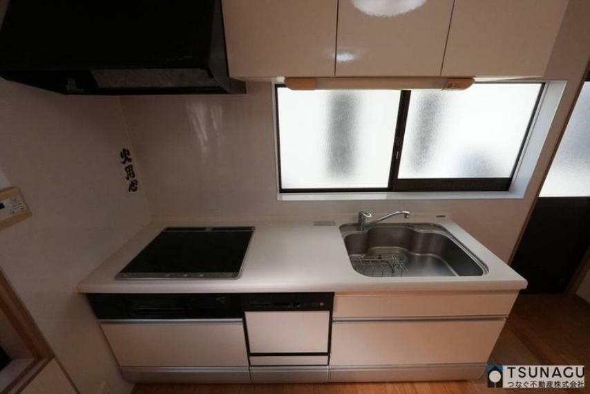 キッチン 三口のIHクッキングヒーターと食器洗浄乾燥機付きのシステムキッチンです。