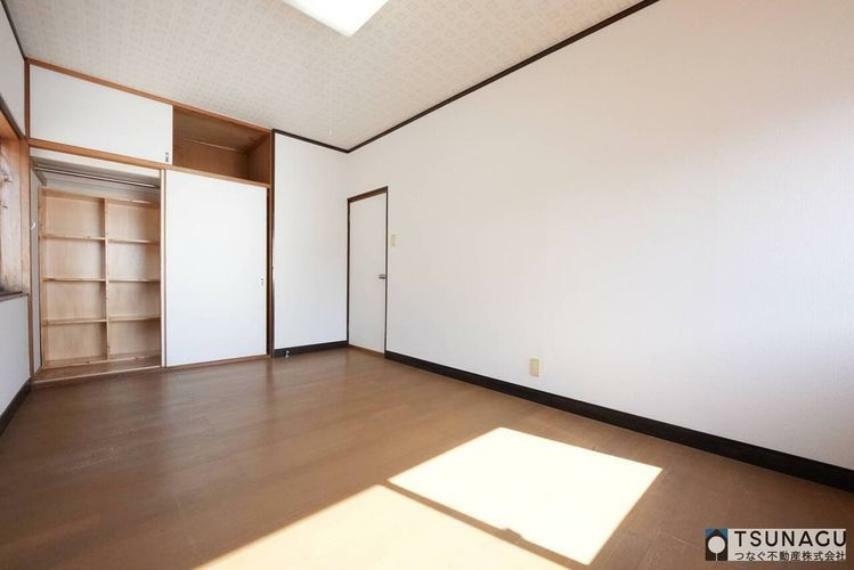 2階洋室です、壁や床の状態もよく丁寧に使用されていた様子が伺えます。