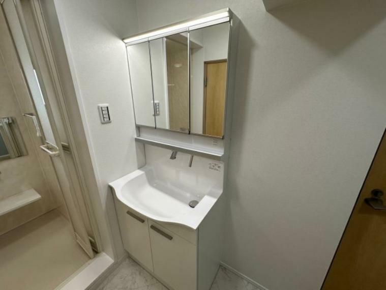 使い勝手を良く考えられている鏡付きの洗面台が設置されています。
