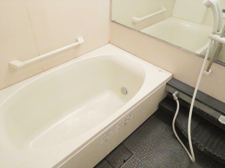手摺り付き低床（H＝450mm）バスタブ。（浴室換気乾燥暖房機付）
