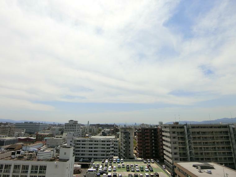 バルコニーからの眺望（南向き）、京都タワーが望めます。（永続的に保証されるものではありません。）