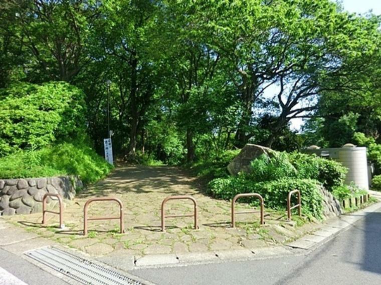 公園 弘法松公園 小さな子どもが遊べる滑り台、ブランコ、砂場があり、ベンチもいくつかあるので子供とお弁当をもって遊びに来るのもおすすめです