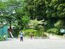 公園 栗田谷公園 住宅街の比較的広めな公園です。公園の設備には水飲み・手洗い場があります。