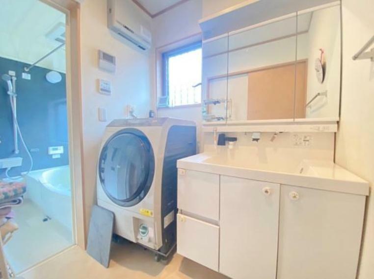洗面化粧台 洗面脱衣所・洗濯機置き場。収納スペースも多く、いつでもすっきりとした空間を保つことができます。