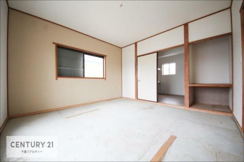 和室 タタミの香りが安らぎを与える、リラックス空間。窓も大きく開放感のある和室となっております。日本人の心感じる「和」の空間。
