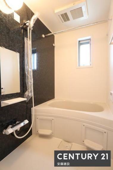 【　浴室　/　Bathroom　】<BR/>ホテルのような上質なデザインのシステムバス。<BR/>浴室暖房換気乾燥機付きでカビ対策にもなります。