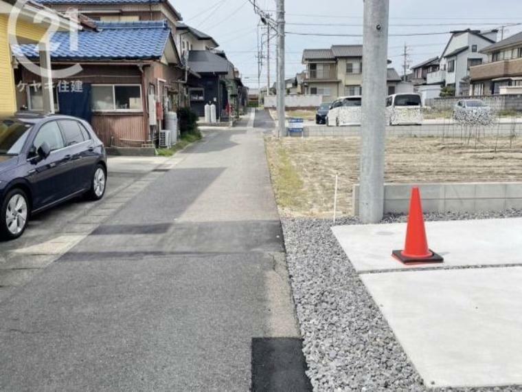 現況写真 物件と前面道路。生活道路で交通量が少ないので駐車がしやすいです。