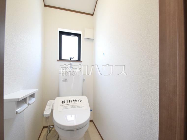 トイレ トイレはウォッシュレット付き、窓を設けた明るい空間で換気も可能　【練馬区関町南3丁目】