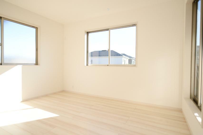 【同仕様例】大きな窓からは暖かな陽光が広がり、プライベートルームを快適にお使いいただけます。