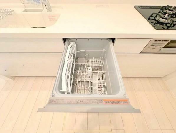 ダイニングキッチン 食洗機は手洗いしづらい物や汚れの落ちにくい物に活用できるため、家事の手間が減りますね！