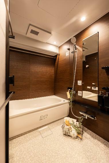 浴室 【浴室】:浴室乾燥機乾燥機付き。ホッカラリ床を採用し、冬でも暖かくお手入れしやすい浴室です。