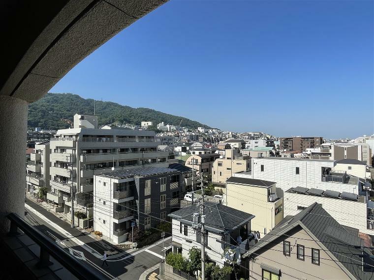外観・現況 【眺望】:北東方向の眺望。周りに高い建物がないため、六甲山真近に綺麗に見えます。