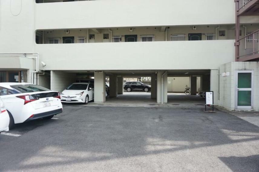 駐車場 駐車場は建物裏側に続いています