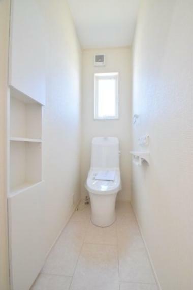 トイレ 【トイレ】　1階・2階ともに温水洗浄暖房便座を採用。便座がリフトアップする機能も付いているのでお掃除も楽々です 　壁面にはニッチ収納もあるので、トイレットペーパーや掃除用具をスマートに収納できます。