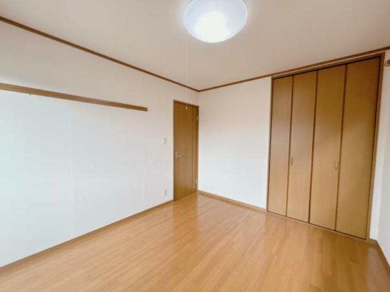 【洋室】2階洋室の写真です。各部屋収納付きです。2階は全室2面採光なのであかるいお部屋です。